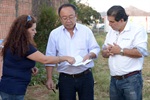 Jorge Akira mostra o mapa do trânsito na região a Rosângela e Paiva