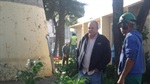 Sedema atende pedido de Gilmar Rotta e poda árvore na Praça Takaki 