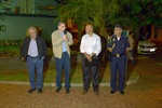 Familiar da homenageada fala, enquanto é observado por Gabriel Ferrato, Luiz Arruda e Silas Romualdo