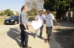Autoridades explicando a construção a um morador