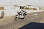 Flagra: mesmo com a reportagem da Câmara, motociclista não respeitou a mão de direção