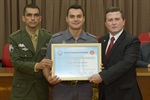 Soldado Lucas da Cruz recebe a homenagem, entre Hewer e Trevisan