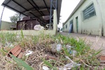 Sujeira toma conta da área externa do Centro Comunitário