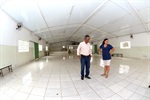 No amplo salão, há pisos quebrados que precisam ser trocados