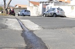 Buraco, com mais de 40 centímetros de profundidade, acumulava água, que agora escorrerá, graças a canaleta