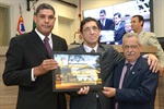 Paulo Campos entrega quadro em homenagem a Mugão ao lado de Capitão Gomes