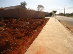 Calçada foi construída pela Prefeitura em trecho da rua após pedido de Moschini
