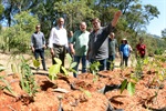 Arlindo Cortês, gerente ambiental, explicando o trabalho