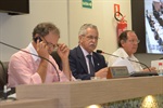 Capitão Gomes presidindo a comissão, ao lado dos vereadores José Benedito Lopes e José Longatto