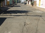 Moradores pedem operação tapa-buracos na alameda Nações Unidas, no Cecap