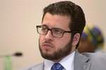 Matheus Erler protocola ofício à Semuttran