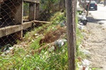 Lixo depositado sobre a calçada