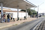 Ponto de ônibus: pessoas correm perigo ao atravessar a avenida