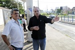 Comerciante explicando o problema ao vereador