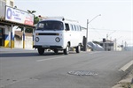 Veículos passam em alta velocidade