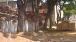 O muro antigo estava rachado e também crescia raízes em seu interior, os moradores relataram ao vereador na época que tinham medo que o muro caísse    