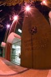 Iluminação especial "tinge" de rosa a fachada originalmente verde do prédio principal da Câmara