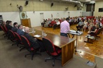 Cantor Danilo Dias se apresentando