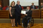 Momento da entrega da honraria
