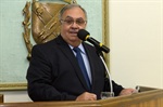 Dr. Amadeu, emocionado, lendo o seu discurso