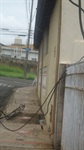 Fios e cabos elétricos caídos no Jardim Explanada preocupam moradores
