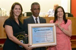 Junto com a professora orientadora Magali Rodrigues Serrano, a segunda colocada, Natália Bottura, recebe a homenagem de João Manoel