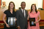 Junto com a professora orientadora Magali Rodrigues Serrano, a segunda colocada, Natália Bottura, recebe a homenagem de João Manoel
