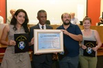 As alunas Cintia Bortolin e Janaína Paulino da Silva, junto com o professor orientador José Eduardo da Fonseca, recebem de João Manoel a homenagem pelo terceiro lugar