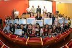 Estudantes e professores homenageados posam para foto ao final da cerimônia