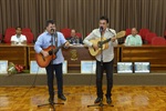 Cezar e Paulinho cantando os sucessos da dupla