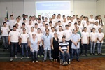 André Bandeira, professores e alunos posam para foto após a palestra da tarde desta quarta-feira