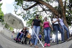 Júlia caminhou desde a praça José Bonifácio à agência da Caixa com os olhos vendados e o auxílio de uma bengala