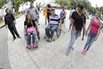 Júlia, de olhos vendados e ao lado de uma amiga, e Israelle, junto com André Bandeira, encaram o desafio no Dia Municipal e Mundial da Pessoa com Deficiência