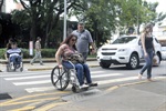 A jornalista Adriana Ferezim, da "Gazeta de Piracicaba", também experimentou a sensação de locomover-se pelo Centro numa cadeira de rodas
