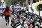 Pedestres têm de ir pra rua para poder se locomover