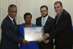Maria Sueli recebe a homenagem de João Manoel, ao lado de Matheus Erler e Ary
