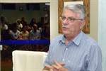 Antônio Storel explicando o Prêmio Madre Tereza de Calcutá