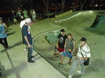 Kawai durante visita a pista de skate na rua do Porto