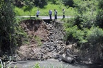 Terreno desbarrancou e galeria de águas está obstruída