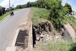 Terreno desbarrancou e galeria de águas está obstruída