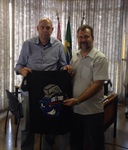 Ao final do encontro, vereador entregou ao secretário camiseta e boné do "Elite Team"