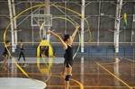 Atletas da equipe de ginástica rítmica da Selam ensaiam as novas coreografias elaboradas por Camila Ferezin, técnica da seleção brasileira da modalidade