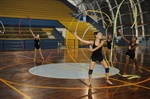 Atletas da equipe de ginástica rítmica da Selam ensaiam as novas coreografias elaboradas por Camila Ferezin, técnica da seleção brasileira da modalidade