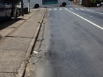 Trecho da avenida antes de o asfalto ser recuperado pela Prefeitura