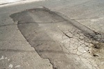 Motoristas e pedestres reclamam de buraco na rua Francisco Medinilla San Martin