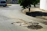 Motoristas e pedestres reclamam de buraco na rua Francisco Medinilla San Martin