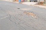 Rua Maria Stengle parece um "campo minado" com tantos buracos e afundamentos no asfalto