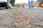 Rua Maria Stengle parece um "campo minado" com tantos buracos e afundamentos no asfalto
