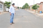 Rua Maria Stengle parece um "campo minado" com tantos buracos e afundamentos no asfalto