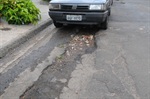 Asfalto na rua Angelo Florindo, no Jardim Maria Cláudia, carece de manutenção